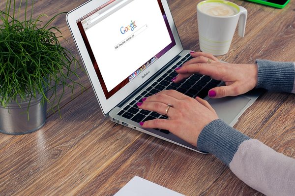 Obtenir des backlinks via la publication d’article invités : avantages et inconvénients