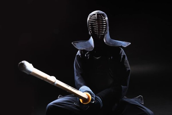 Quels sont les éléments de décoration couramment utilisés pour embellir un katana d'exception ?