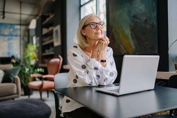 Découvrez les meilleures tables ergonomiques pour un confort optimisé au travail